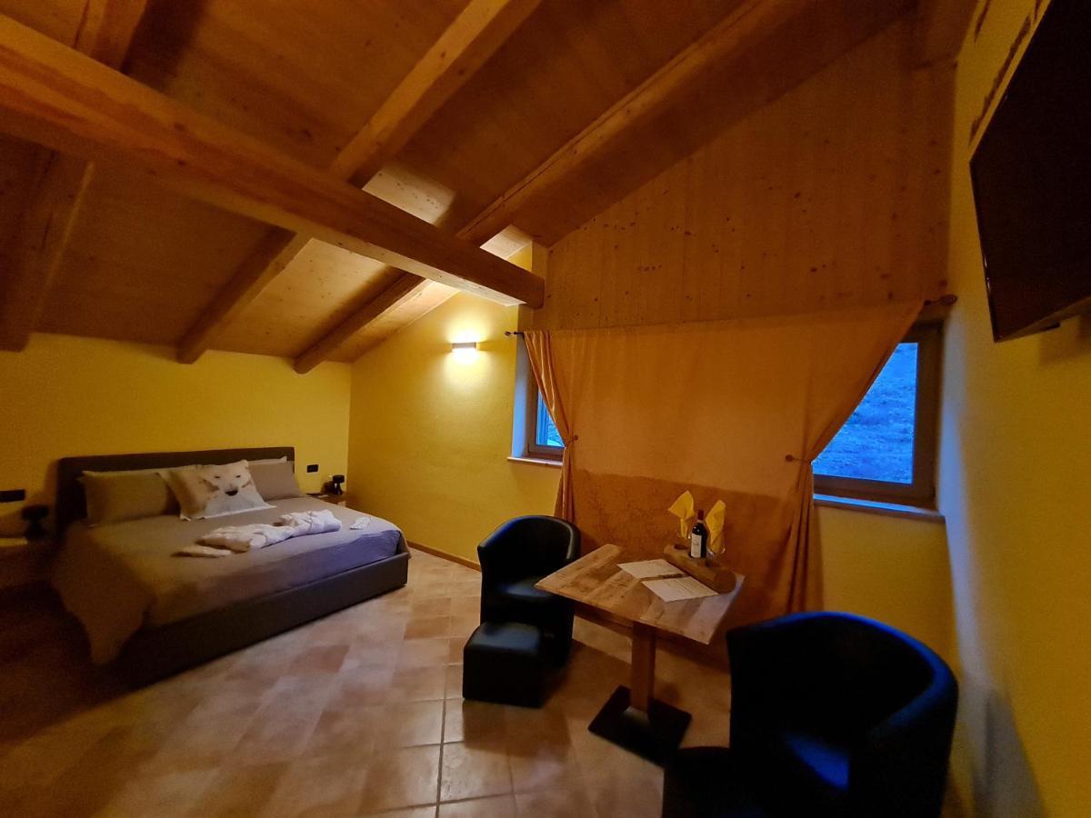 Chalet Chapeau Rar Castel Condino Exterior photo